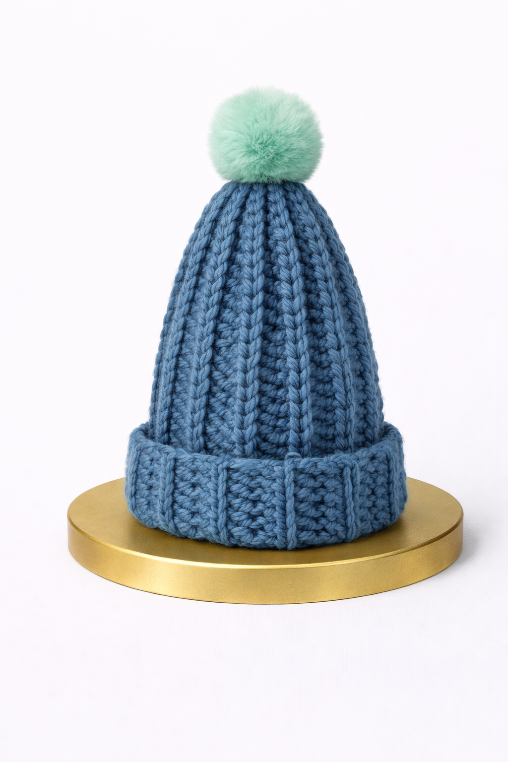 bonnet bleu metal avec pompon vert d'eau